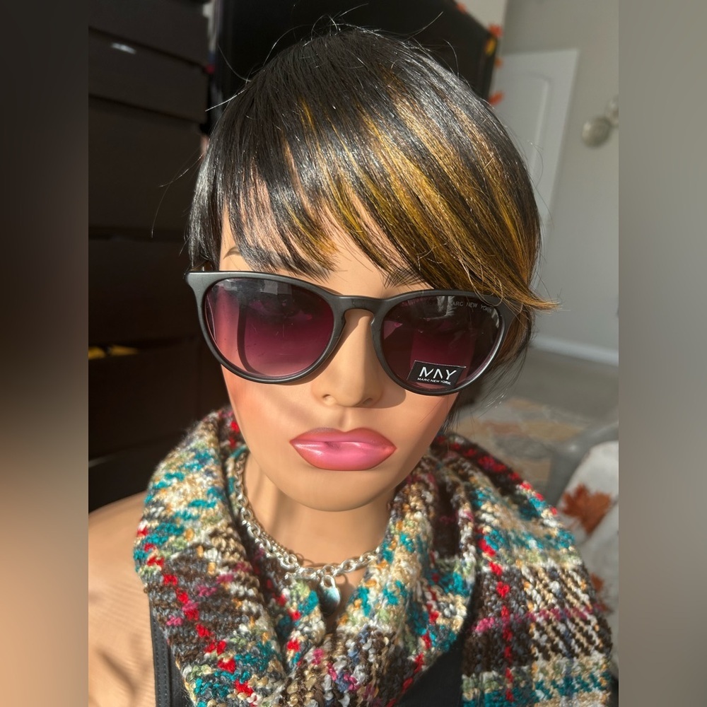 ✨NEW Women's Short Pixie Bob Wig - Black and Gold Highlights - Picture 8 of 14
